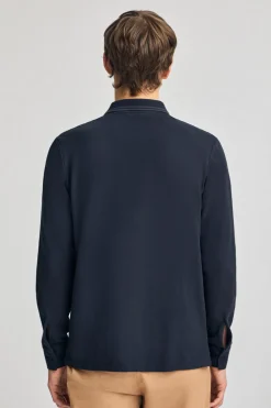 Polo azul marino de manga larga y dos botones con parche logotipado