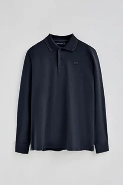 Polo azul marino de manga larga y dos botones con parche logotipado
