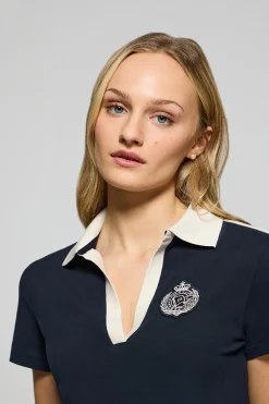 Polo azul marino sin botones y escudo náutico