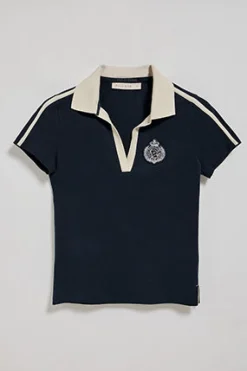 Polo azul marino sin botones y escudo náutico