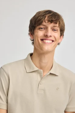 Polo beige de algodón y lino con dos botones y monograma bordado