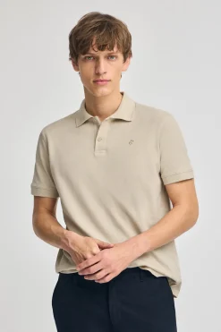 Polo beige de algodón y lino con dos botones y monograma bordado
