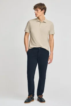 Polo beige de algodón y lino con dos botones y monograma bordado