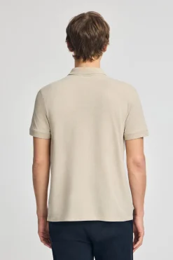 Polo beige de algodón y lino con dos botones y monograma bordado