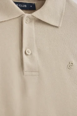 Polo beige de algodón y lino con dos botones y monograma bordado