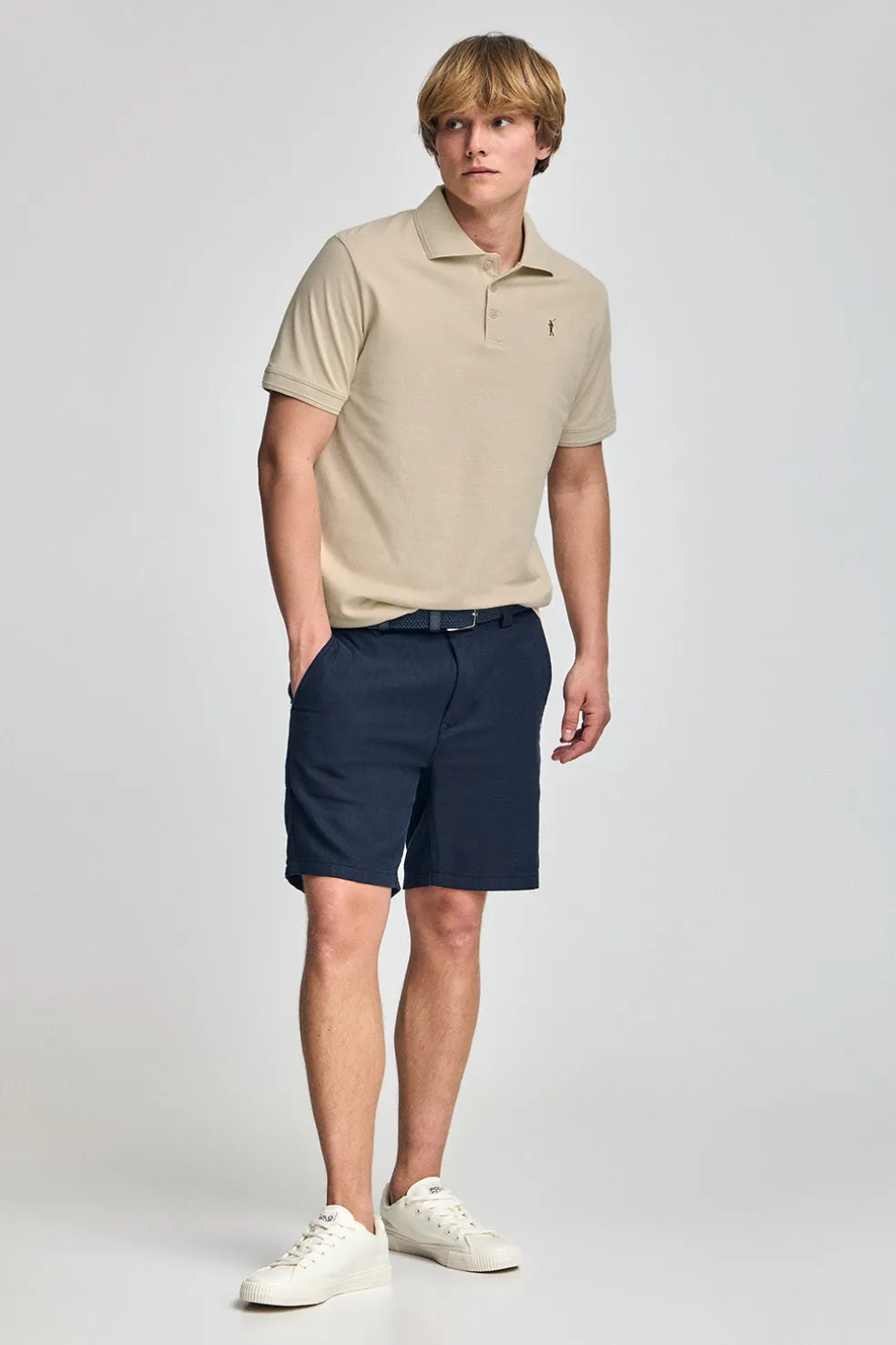 Polo beige de manga corta y tres botones con logo bordado Rigby Go