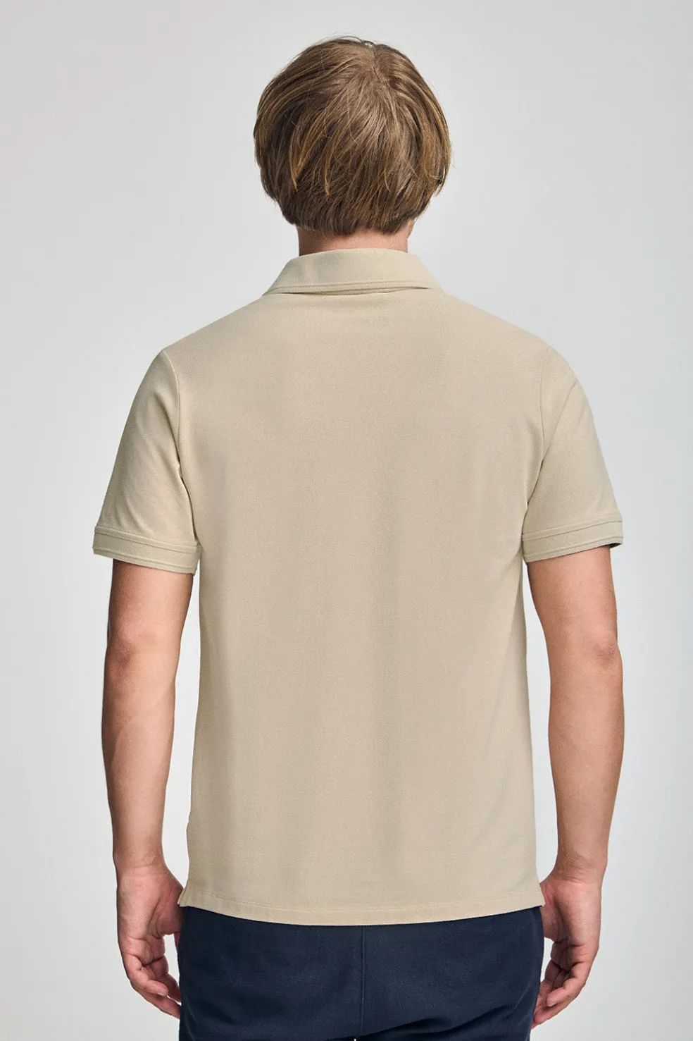 Polo beige de manga corta y tres botones con logo bordado Rigby Go