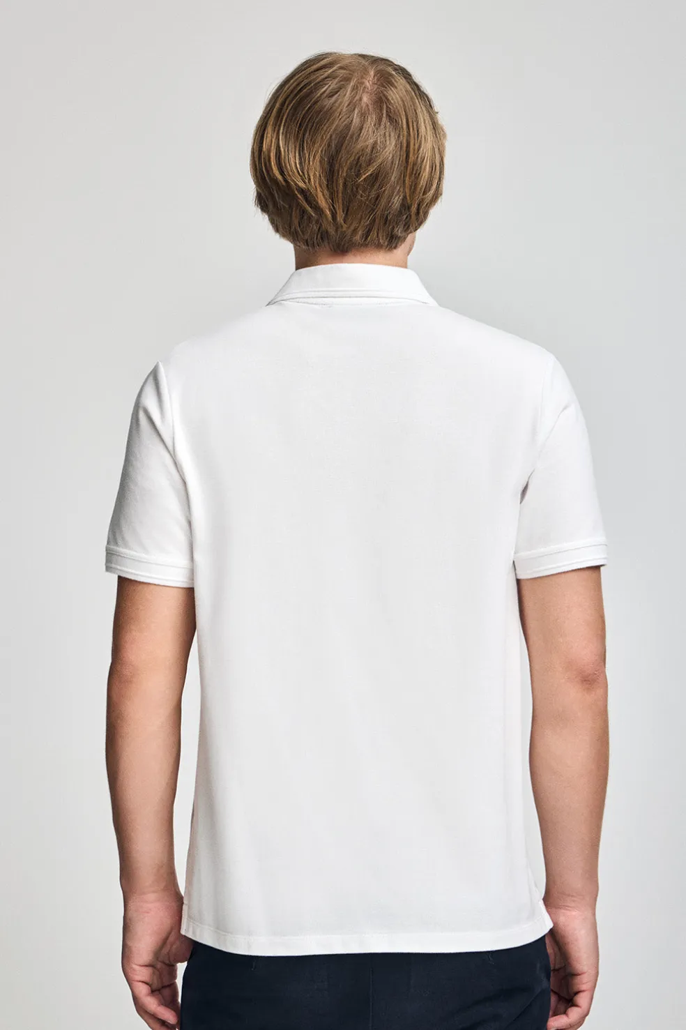 Polo blanco de manga corta y tres botones con logo bordado Rigby Go