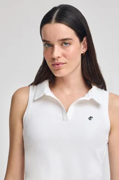 Polo blanco sin mangas con monograma bordado
