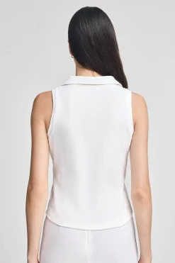 Polo blanco sin mangas con monograma bordado
