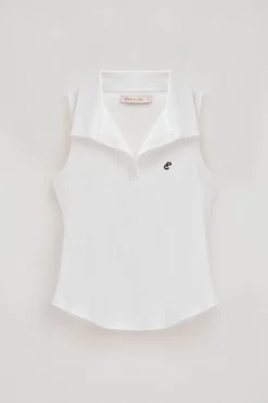 Polo blanco sin mangas con monograma bordado