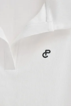 Polo blanco sin mangas con monograma bordado