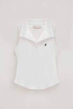 Polo blanco sin mangas con monograma bordado