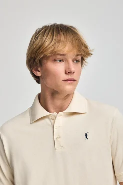Polo color crudo de manga corta y tres botones con logo bordado Rigby Go