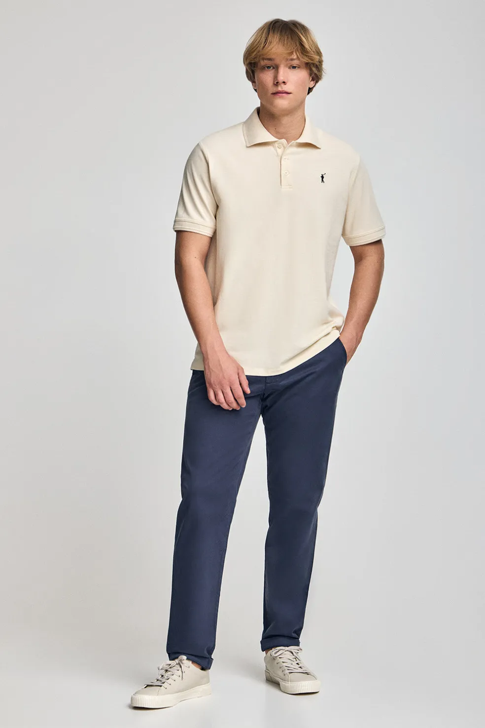 Polo color crudo de manga corta y tres botones con logo bordado Rigby Go
