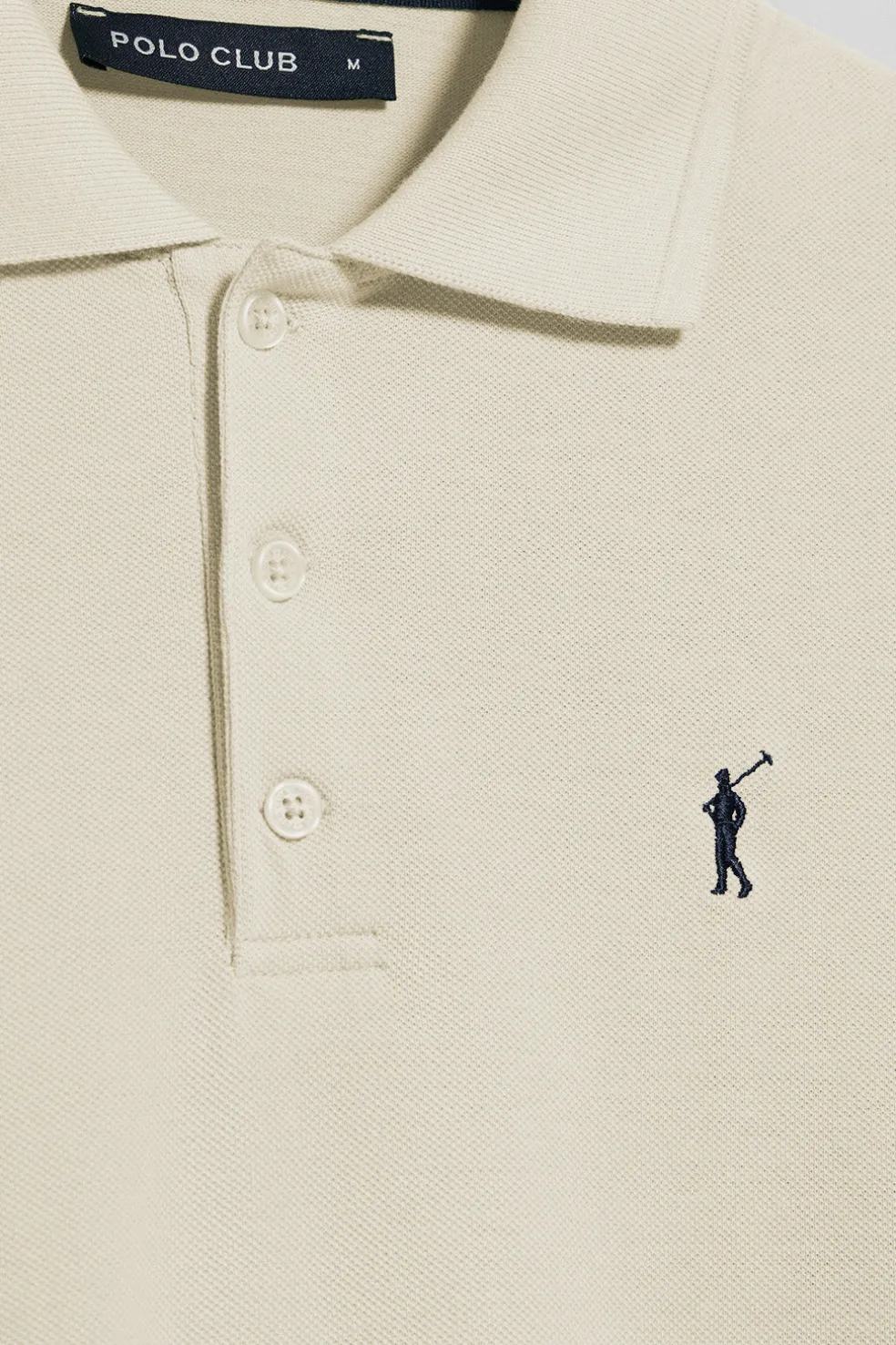 Polo color crudo de manga corta y tres botones con logo bordado Rigby Go