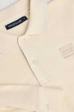 Polo color crudo de manga larga y dos botones con parche logotipado