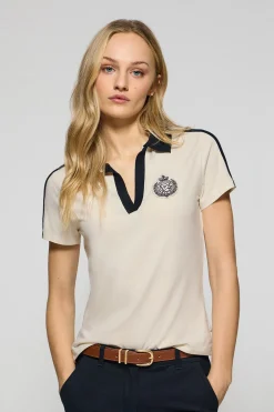 Polo color crudo sin botones y escudo náutico