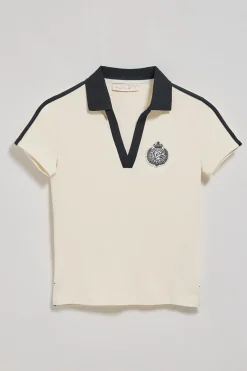 Polo color crudo sin botones y escudo náutico