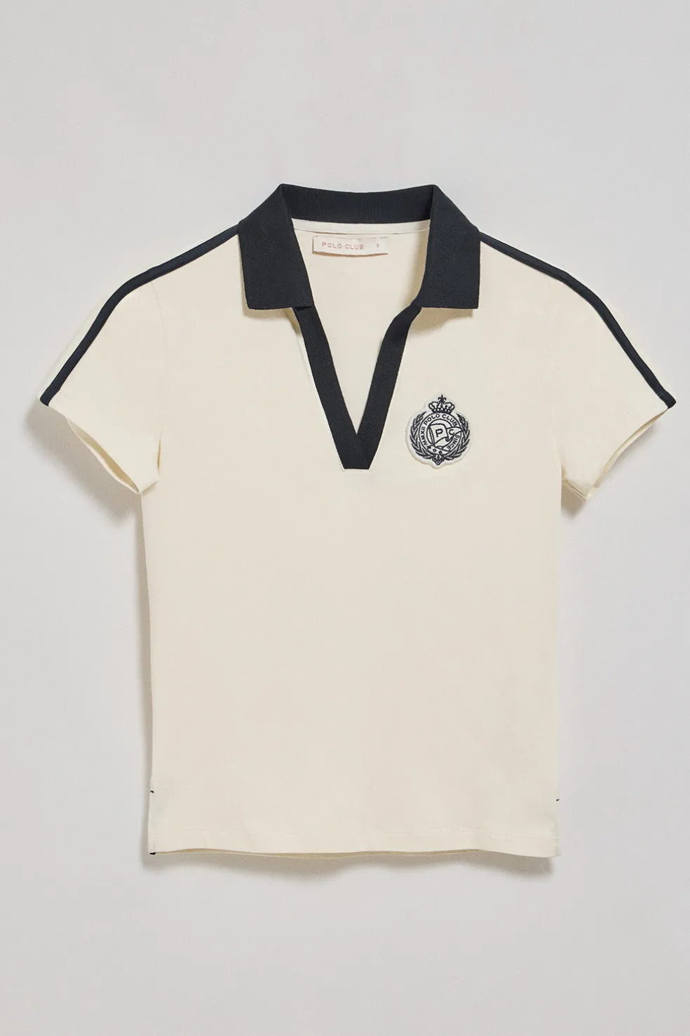 Polo color crudo sin botones y escudo náutico