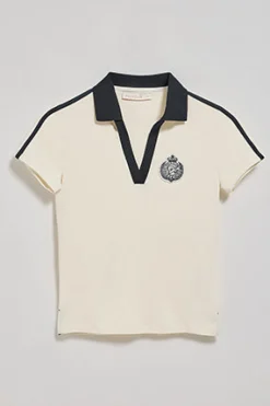 Polo color crudo sin botones y escudo náutico