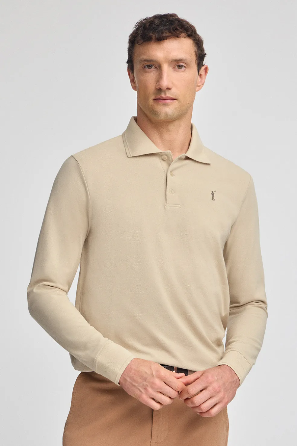 Polo color marfil de manga larga de tres botones y bordado Rigby Go