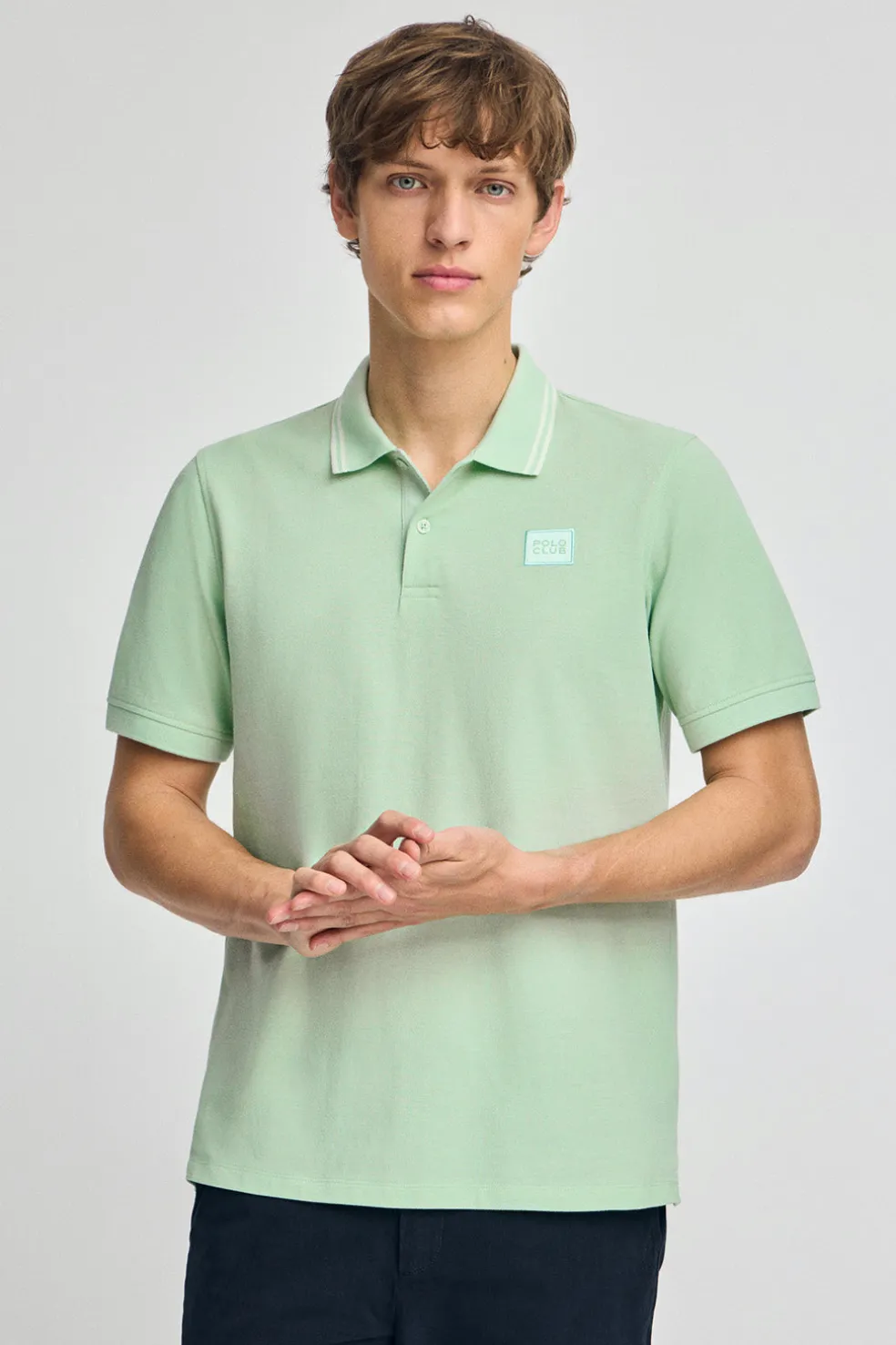 Polo color menta de manga corta y dos botones con detalle en el pecho