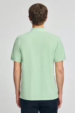 Polo color menta de manga corta y dos botones con detalle en el pecho