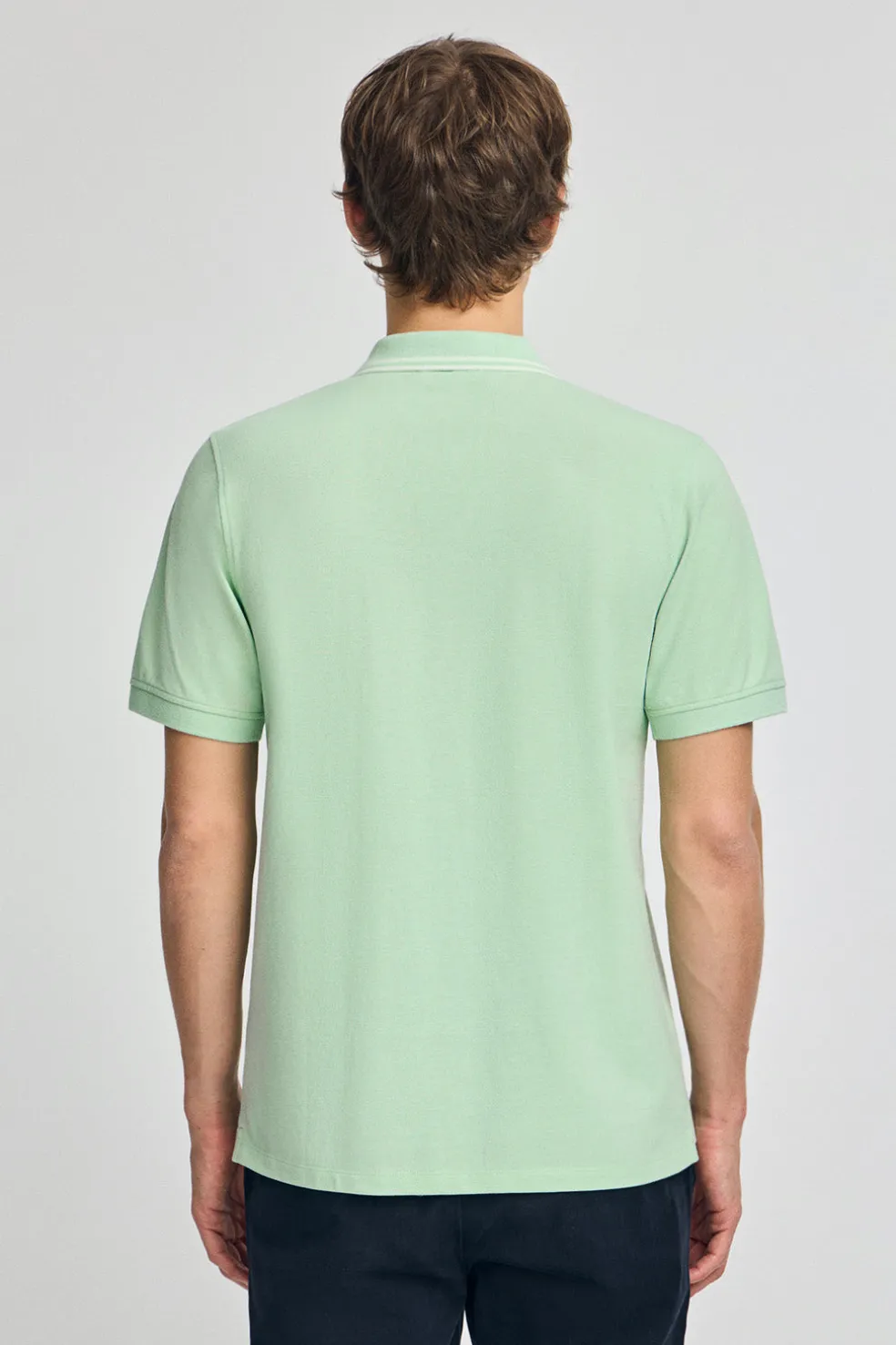 Polo color menta de manga corta y dos botones con detalle en el pecho
