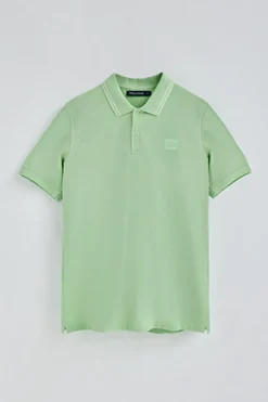 Polo color menta de manga corta y dos botones con detalle en el pecho
