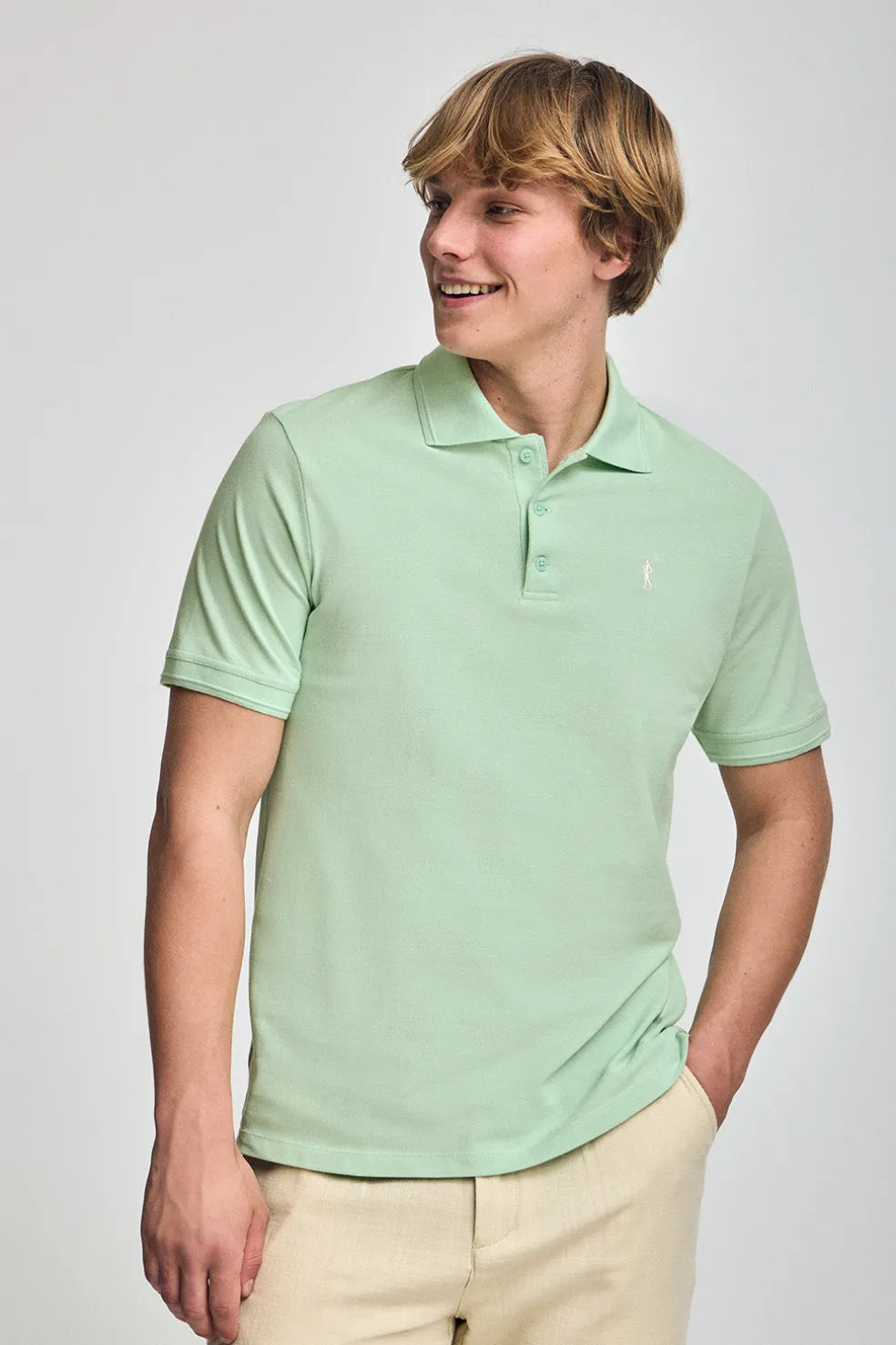 Polo color menta de manga corta y tres botones con logo bordado Rigby Go