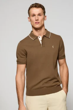 Polo color moca de punto con botones y bordado Rigby Go