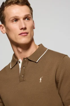 Polo color moca de punto con botones y bordado Rigby Go