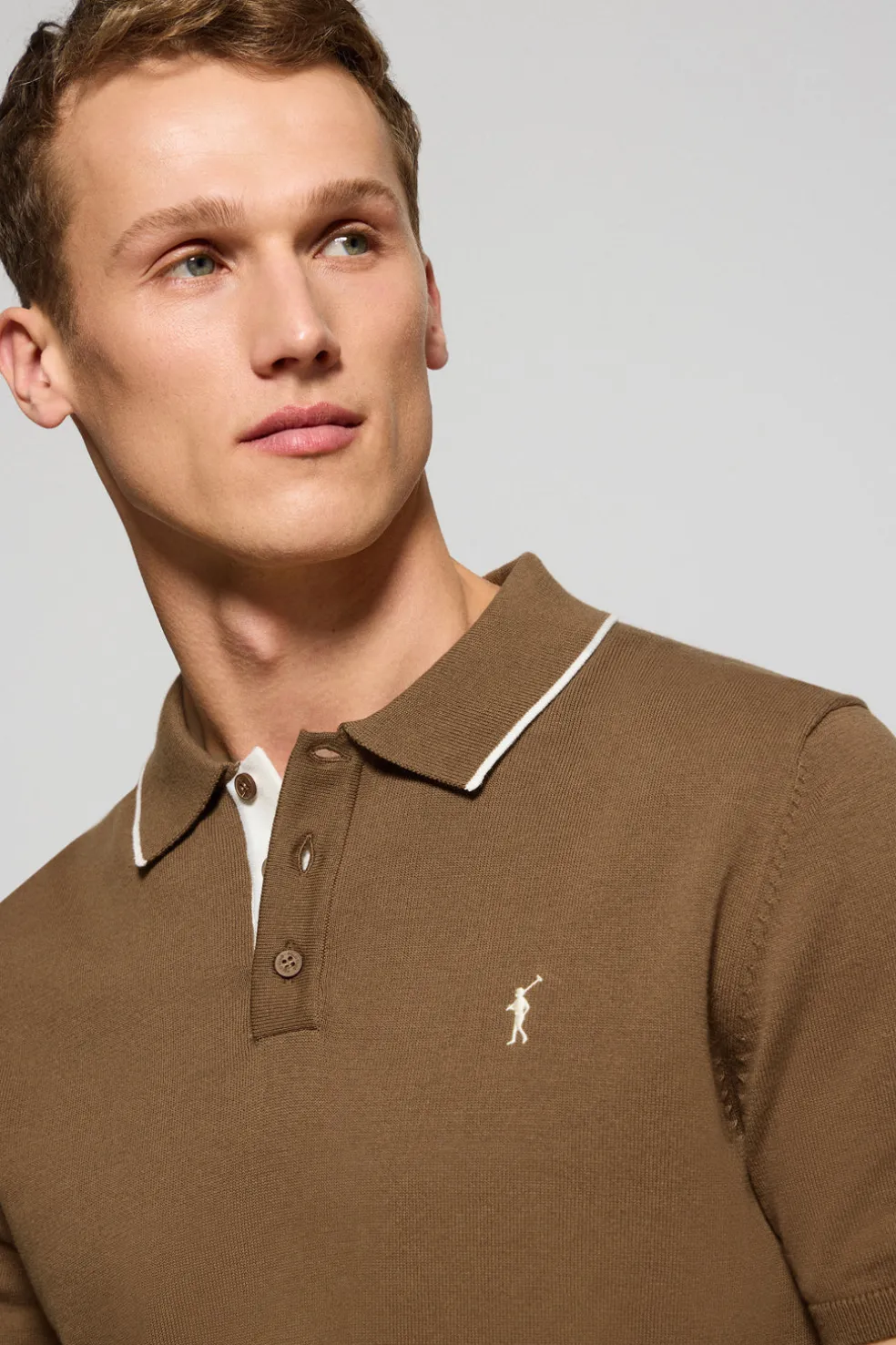 Polo color moca de punto con botones y bordado Rigby Go