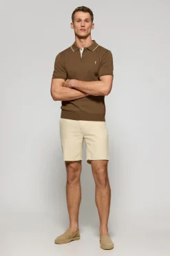 Polo color moca de punto con botones y bordado Rigby Go