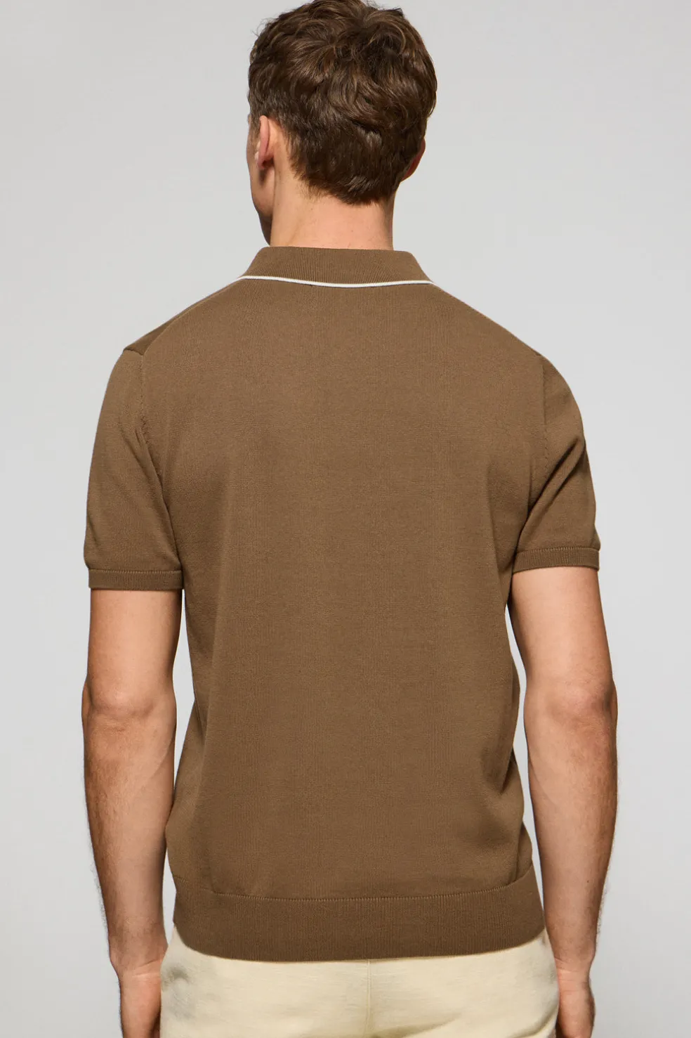 Polo color moca de punto con botones y bordado Rigby Go