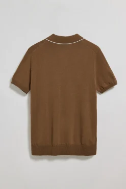 Polo color moca de punto con botones y bordado Rigby Go