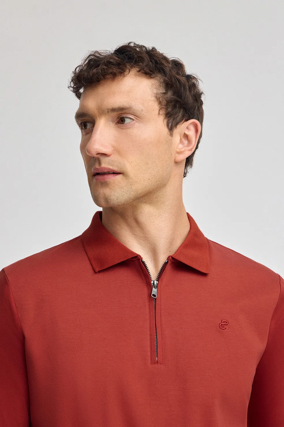 Polo color rojizo Esko con cremallera y monograma bordado