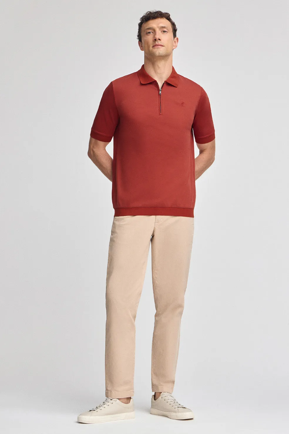 Polo color rojizo Esko con cremallera y monograma bordado