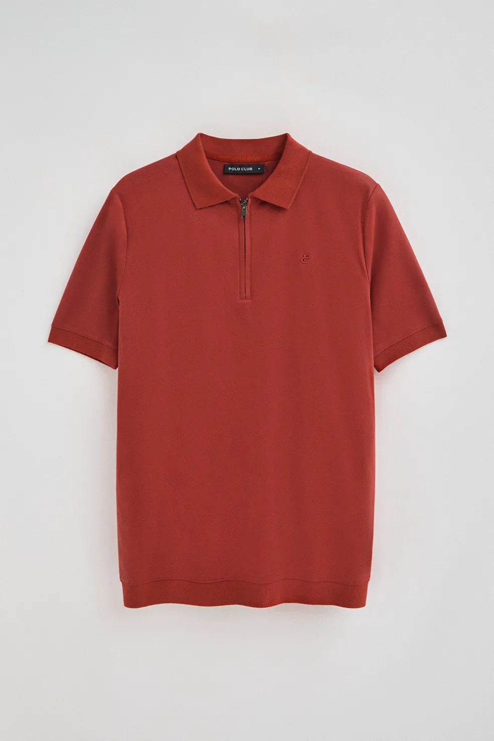 Polo color rojizo Esko con cremallera y monograma bordado