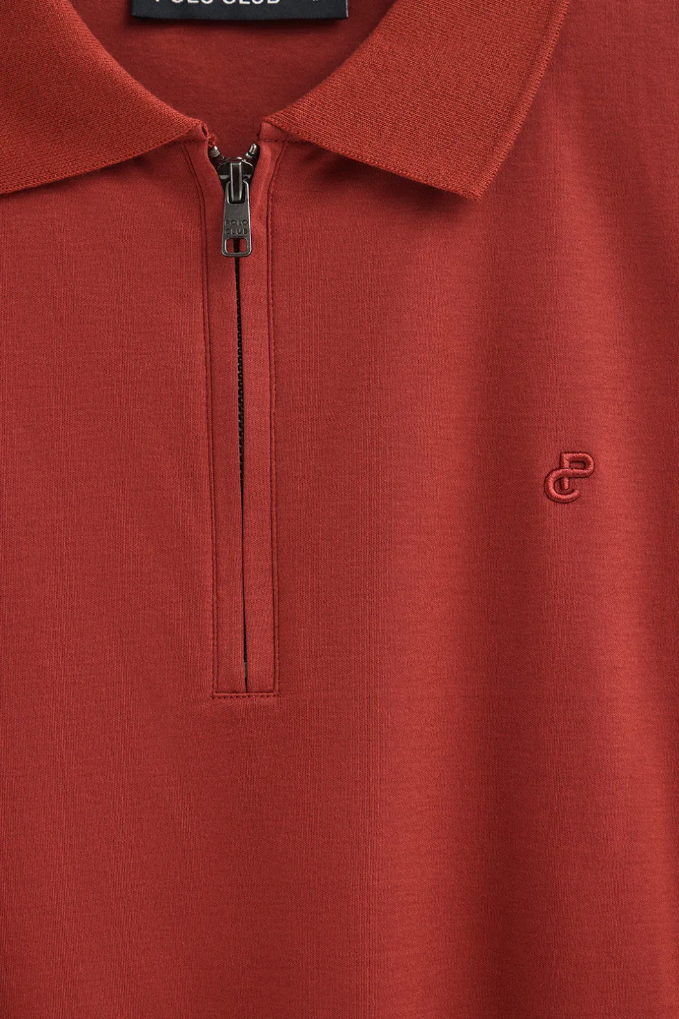 Polo color rojizo Esko con cremallera y monograma bordado