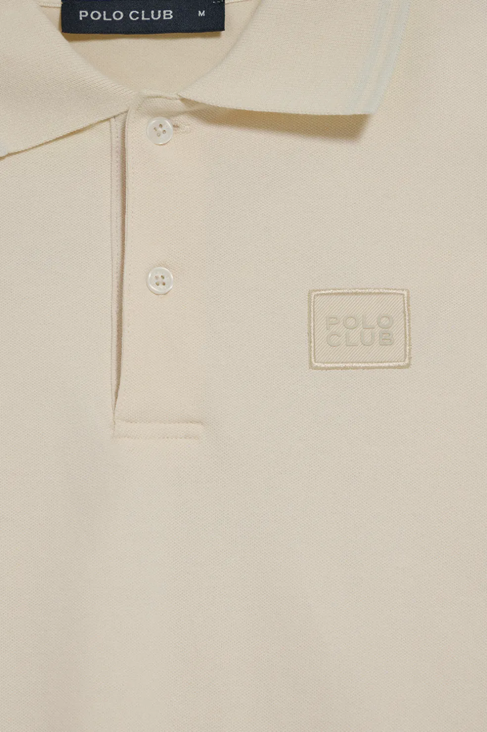 Polo de dos botones color crudo con logo Polo Club