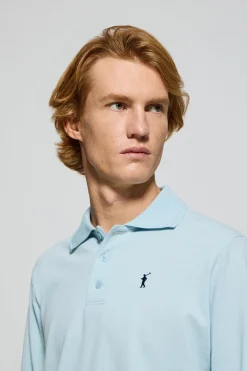 Polo de manga larga de tres botones en azul claro con logo Rigby Go