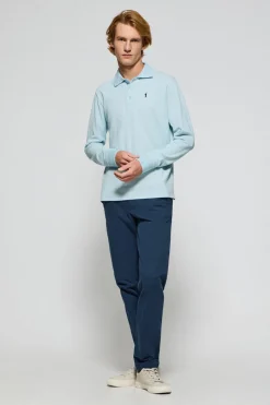 Polo de manga larga de tres botones en azul claro con logo Rigby Go