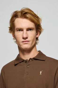 Polo de manga larga de tres botones en marrón con logo Rigby Go