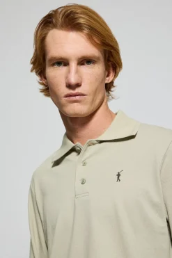 Polo de manga larga de tres botones en color piedra con logo Rigby Go