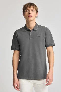 Polo gris asfalto de manga corta y dos botones con detalle en el pecho
