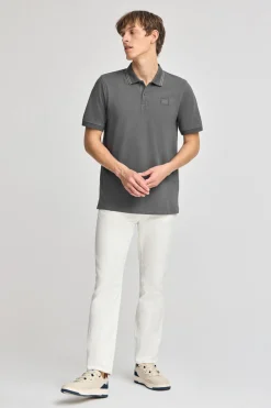Polo gris asfalto de manga corta y dos botones con detalle en el pecho