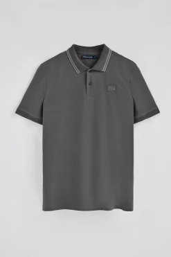 Polo gris asfalto de manga corta y dos botones con detalle en el pecho