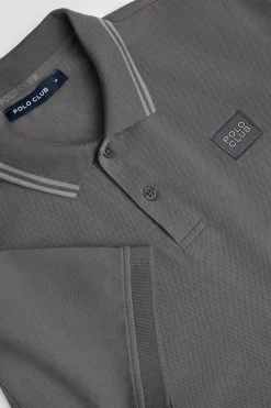 Polo gris asfalto de manga corta y dos botones con detalle en el pecho